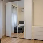 Casa More, Ospitar