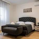 Casa More, Ospitar