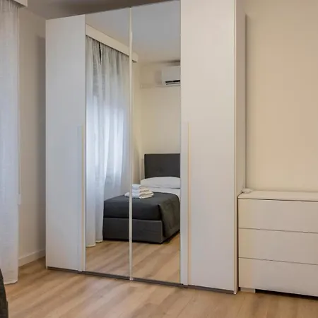 Casa More, Ospitar